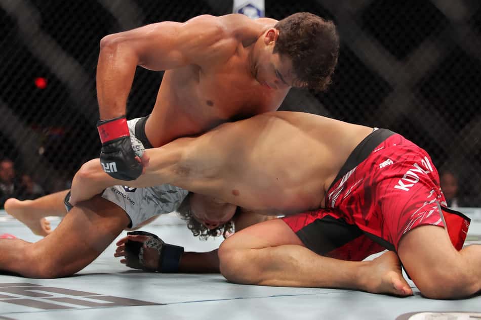 Paulo Borrachinha derrota Roman Kopylov no UFC 318 (Foto: Jonathan Bachman/AFP)