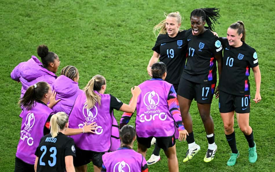 Jogadoras da Inglaterra comemoram gol na semifinal da Eurocopa Feminina