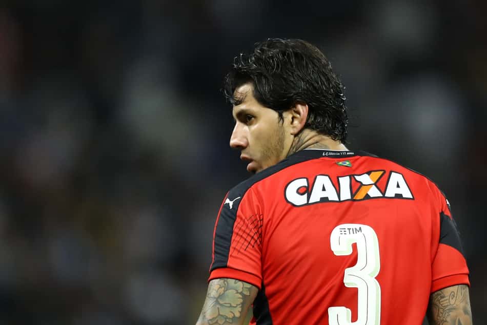 VictorRamos em ação pelo Vitória (Foto: Marcello Zambrana/AGIF)