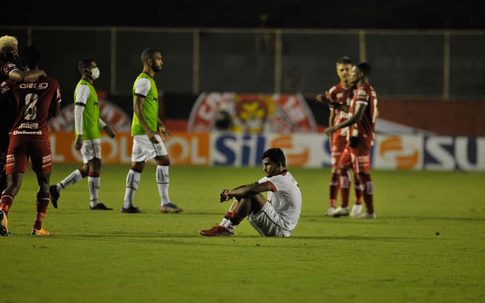 Jogadores do Vitória lamentam queda, no Barradão (Foto: Jhony Pinho/AGIF)