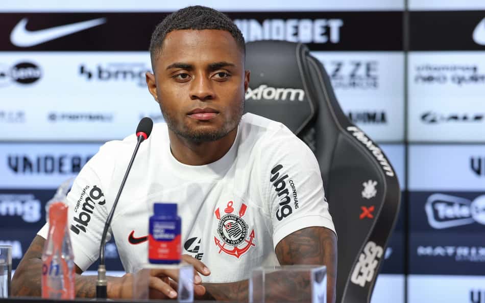 Sem jogar há cinco meses, Palacios treina com o Corinthians e aguarda definição
