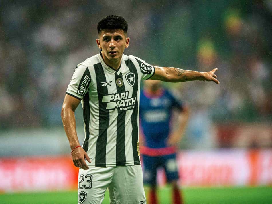 Almada foi campeão do Brasileirão e da Libertadores pelo Botafogo. (Foto: Jhony Pinho/AGIF)