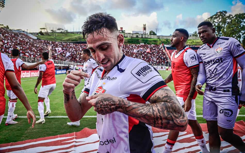 Gustavo Mosquito comemora gol pelo Vitória no Barradão (Foto: Jhony Pinho / AGIF)