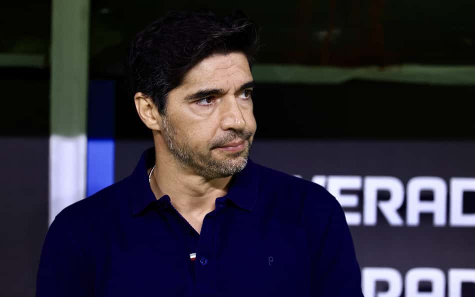 Abel Ferreira defende Vitor Roque de críticas, mas alerta o Palmeiras: 'Não é Pelé'