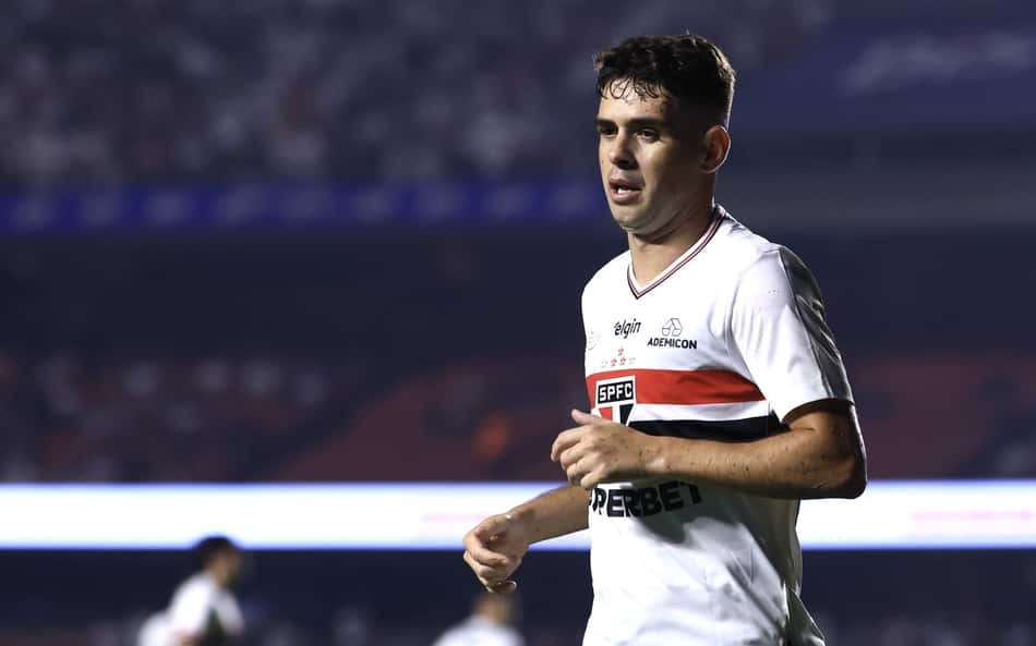 Oscar se machuca e torcedores pedem pênalti em lance de São Paulo x Corinthians