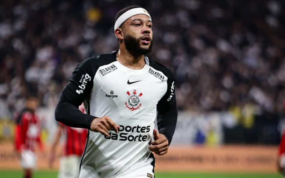Memphis retorna aos treinos no Corinthians após reunião com a diretoria