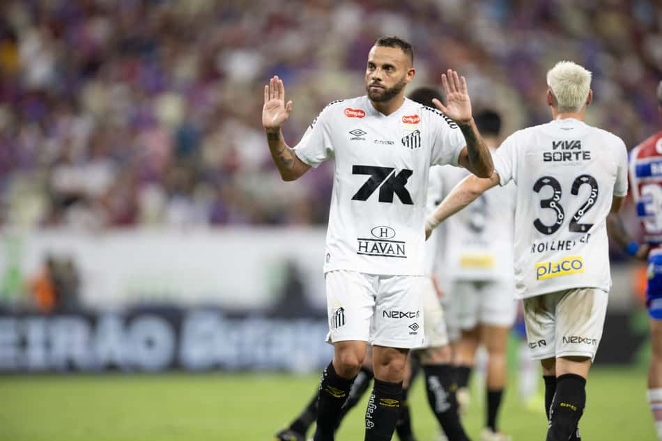 Guilherme sentiu uma lesão no tornozelo direito e será desfalque no duelo diante do Sport. (Foto: Baggio Rodrigues/AGIF)