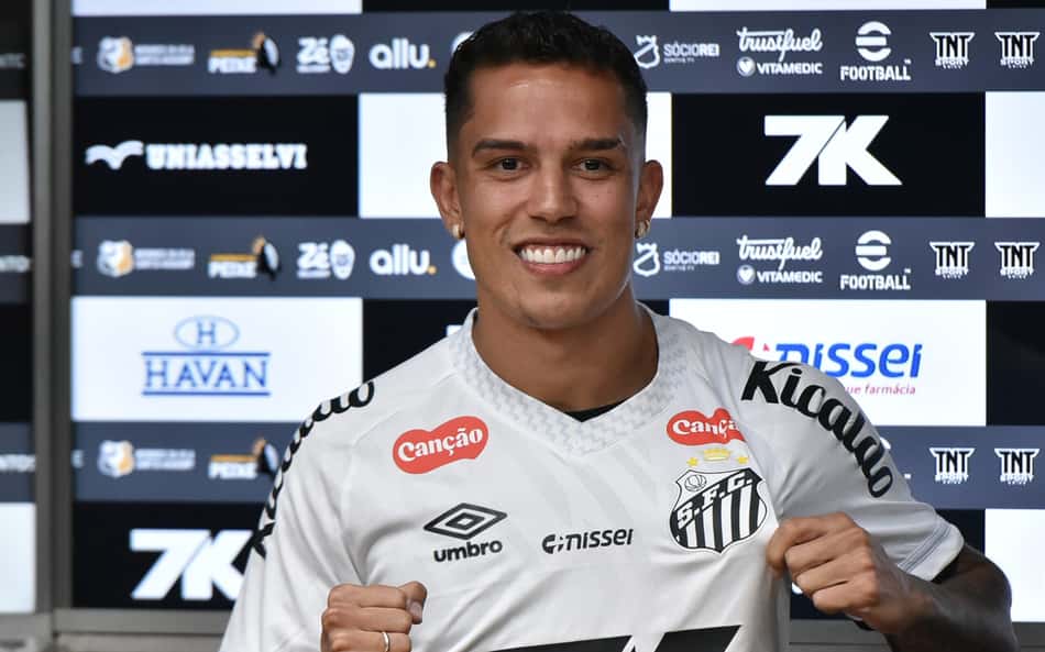Igor Vinícius assinou contrato com o Santos até junho de 2028. (Foto: Jota Erre/AGIF)