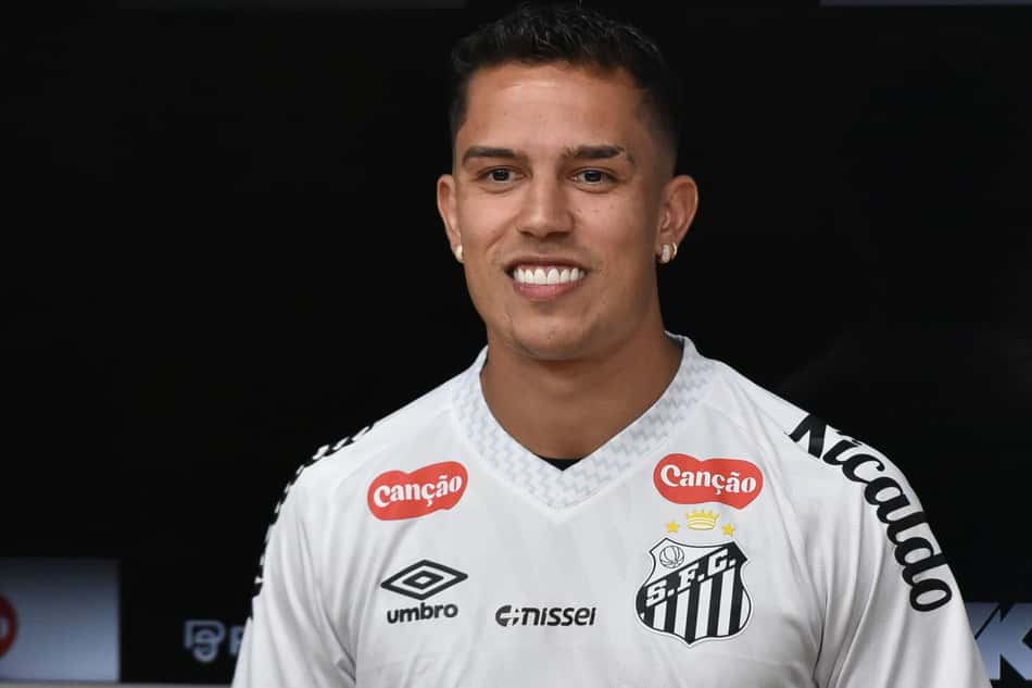 Igor Vinícius é apresentado no Santos. Jogador treina com o elenco santista desde o começo de julho. (Foto: Jota Erre/AGIF)