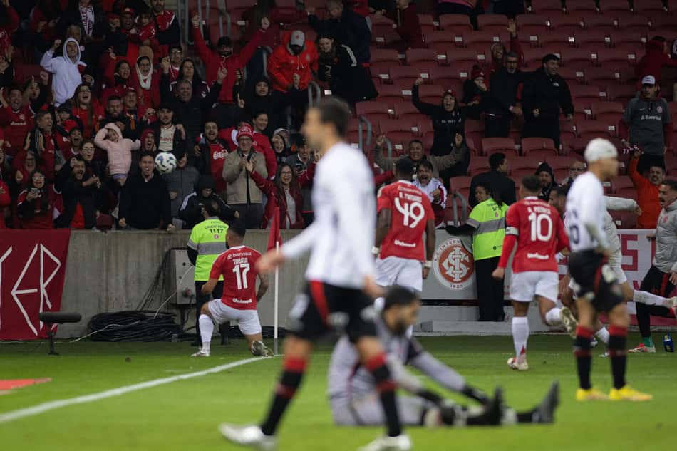 Jogadores do Inter comemoram gol contra o Vitória (Foto: Maxi Franzoi/AGIF)