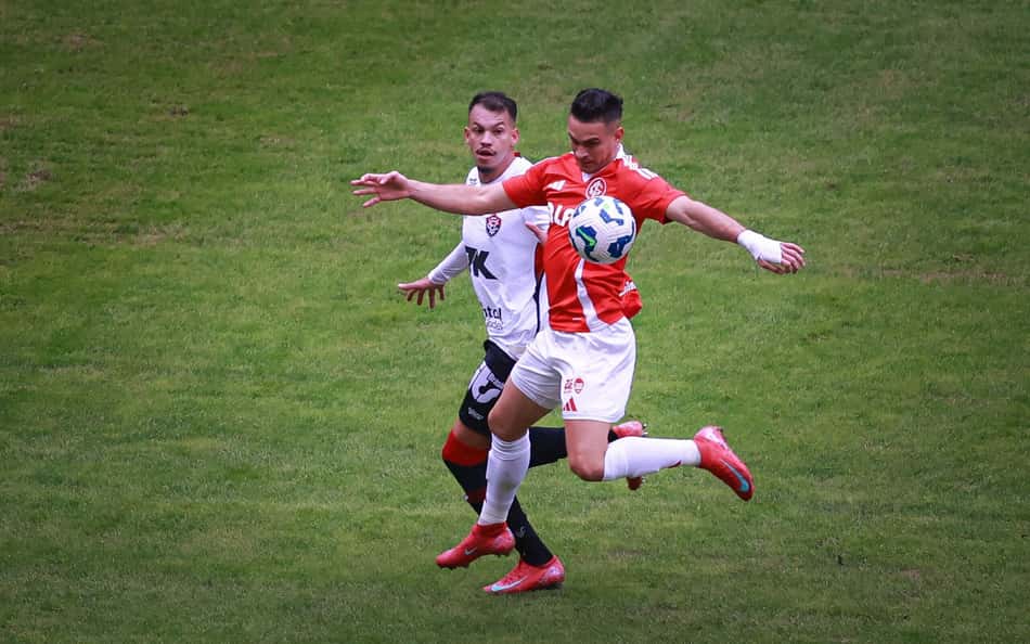 Zé Marcos e Borré disputam bola no Beira-Rio (Foto: Maxi Franzoi/AGIF)