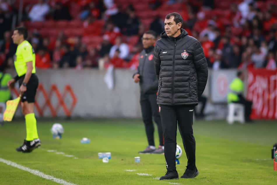 Carille comanda o Vitória no Beira-Rio (Foto: Maxi Franzoi/AGIF)