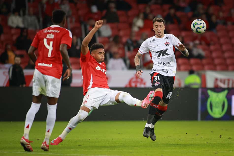 Renzo Lópes disputa com atleta colorado (Foto: Maxi Franzoi/AGIF)