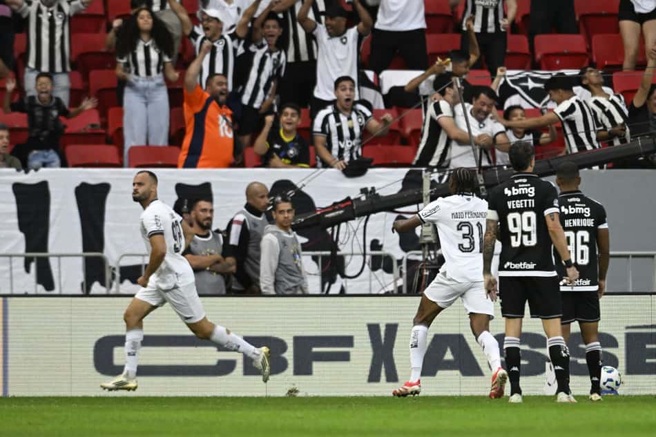 Arthur Cabral comemorando seu primeiro gol pelo Botafogo (Foto: Mateus Bonomi/AGIF)