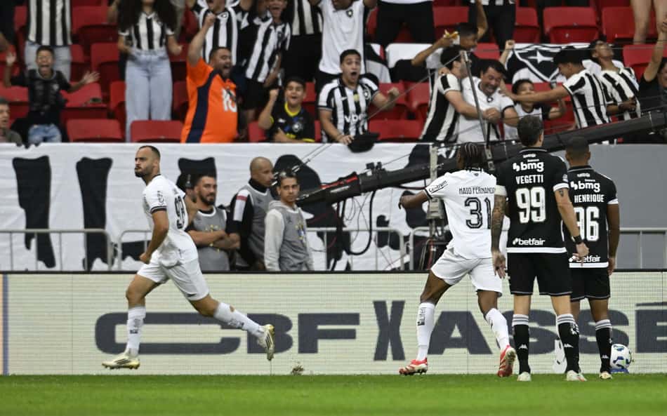 Botafogo domina no segundo tempo e vence o Vasco em Brasília