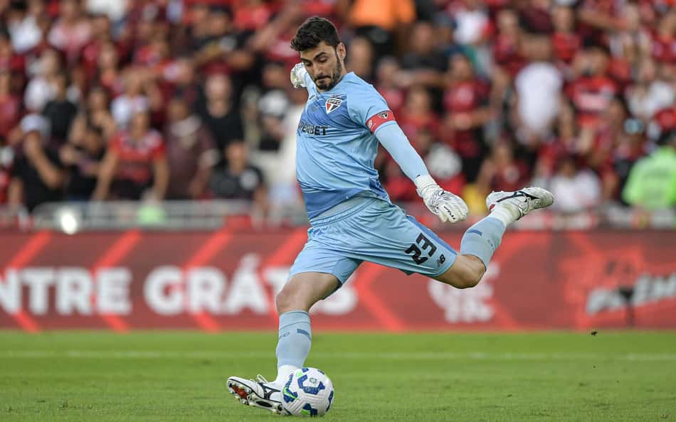 Rafael completa 150 partidas e confirma importância no atual momento do São Paulo