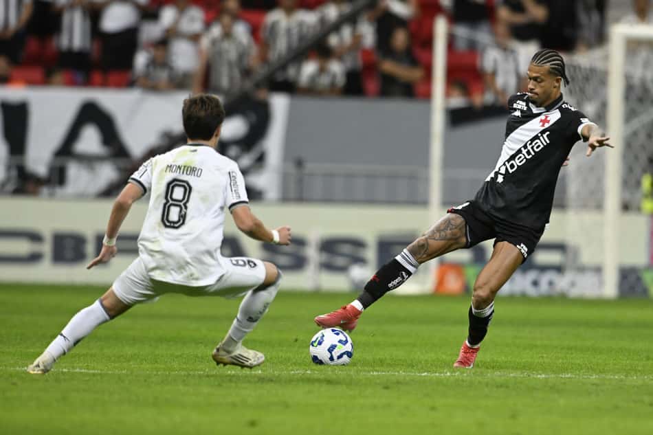 João Victor e Montoro em ação no clássico entre Vasco e Botafogo (Foto: Mateus Bonomi/AGIF)