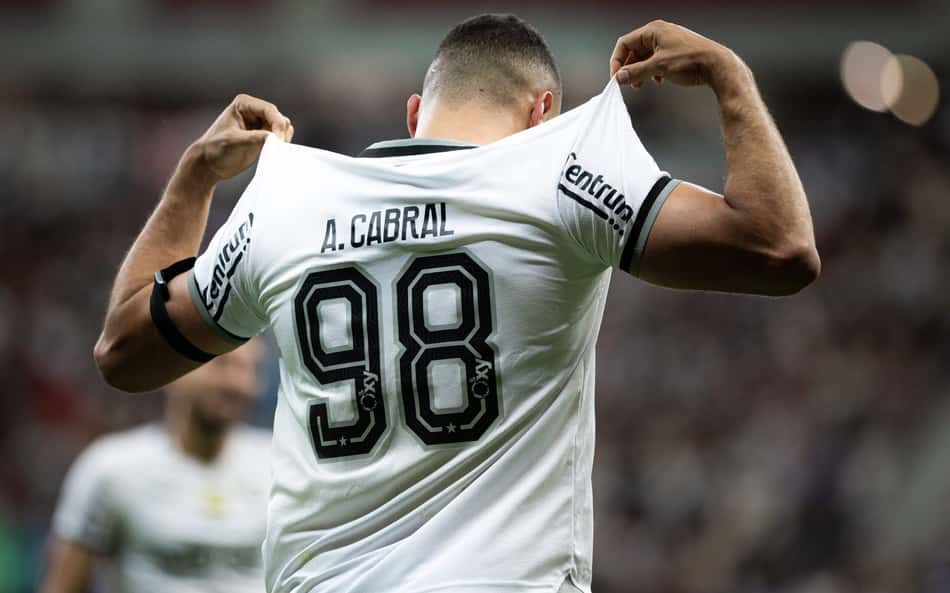 Arthur Cabral mostra ótimas credenciais e se destaca no Botafogo