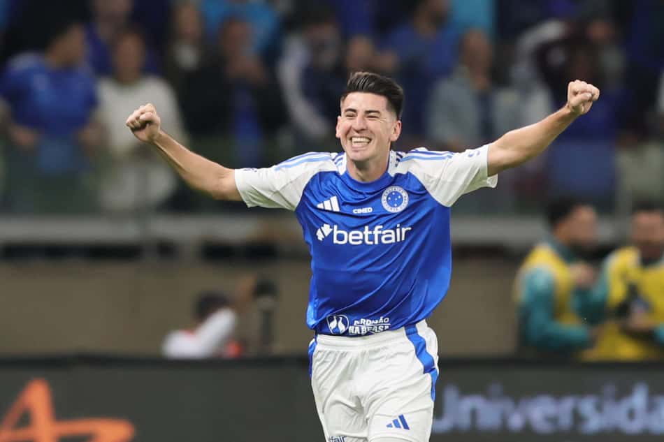 Zagueiro Villalba comemora segundo gol do Cruzeiro contra o Grêmio (Foto: Gilson Lobo/AGIF)