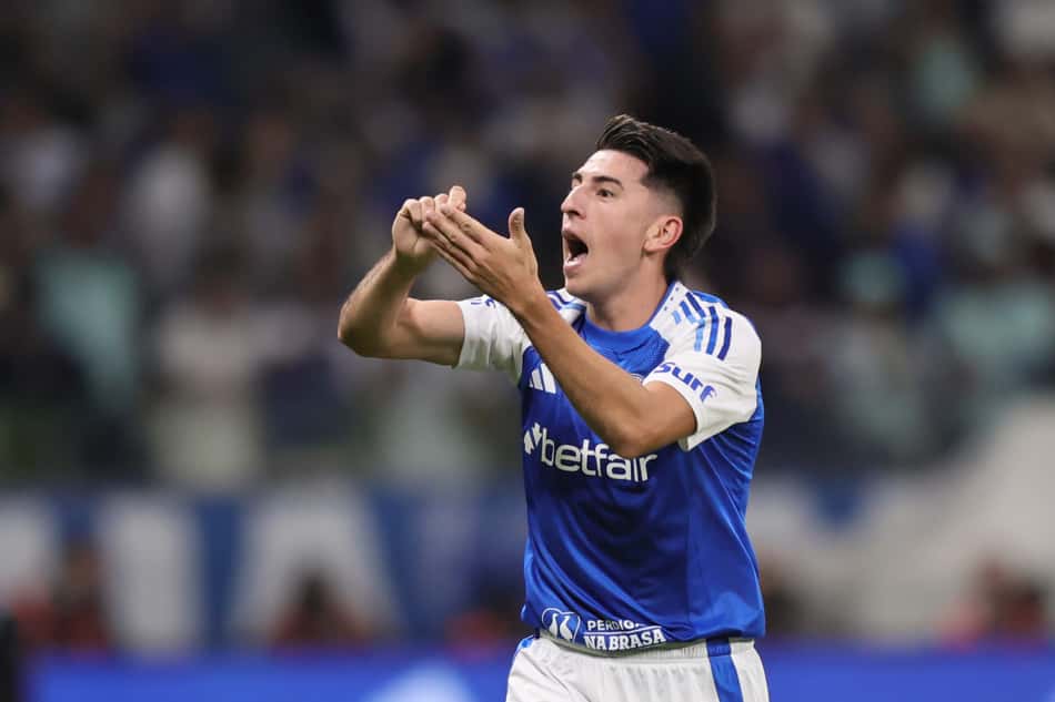 Zagueiro Villalba comemora segundo gol do Cruzeiro contra o Grêmio (Foto: Gilson Lobo/AGIF)