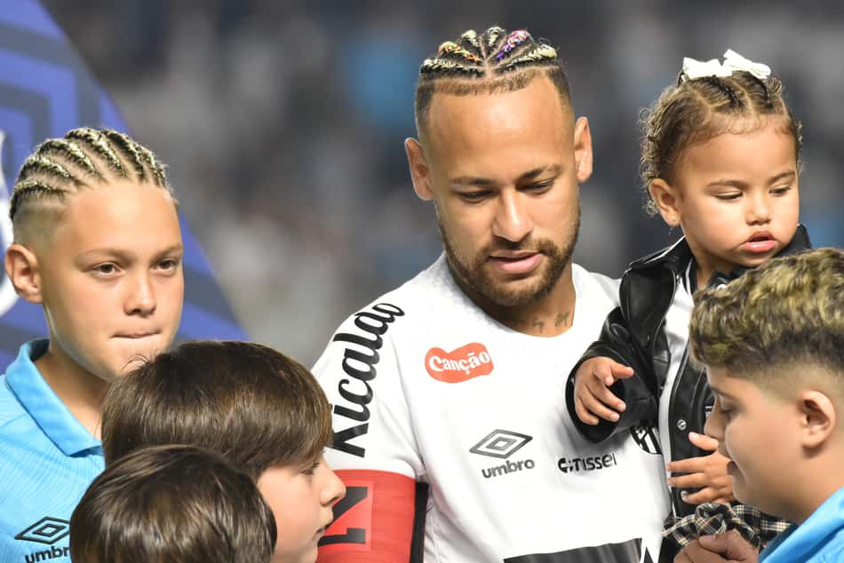 Neymar entra em campo pelo Santos com os filhos David Lucca e Mavie. (Foto: : Jota Erre/AGIF)