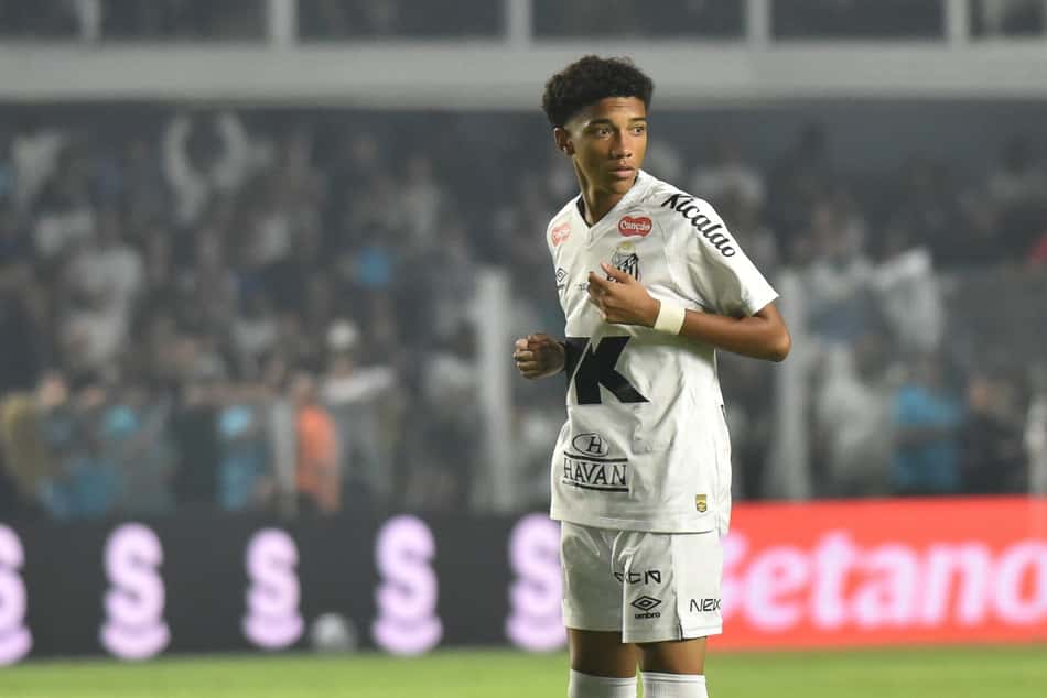 Duelo entre o Santos eo Flamengo marcou a estreia de Roibnho Jr. no elenco profissional do Peixe. (Foto:  Jota Erre/AGIF)