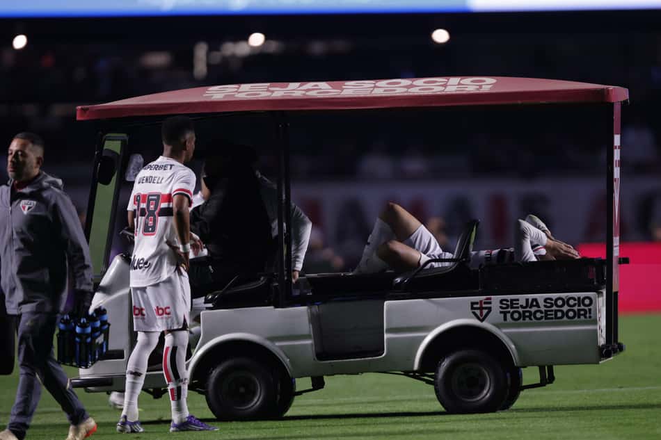 Oscar deixa o gramado do Morumbis com dores nas costas