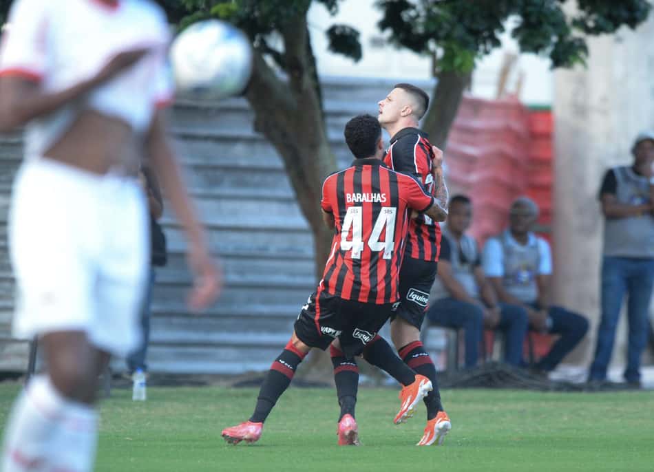 Renato Kayzer comemora gol do Vitória com Baralhas (Foto: Jhony Pinho/AGIF)