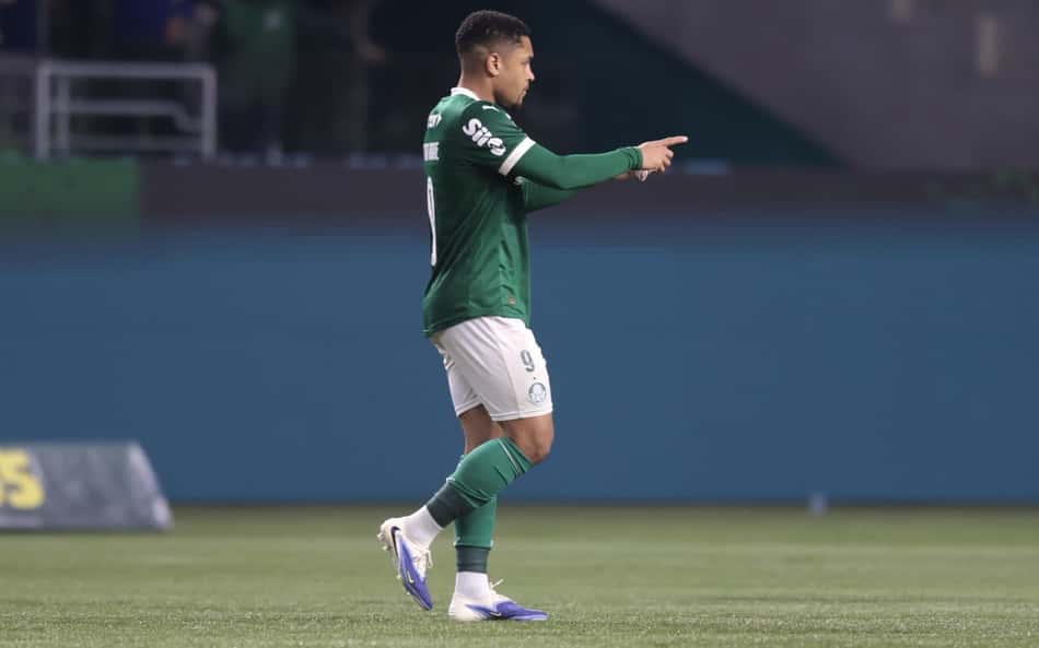 Vitor Roque celebra boa atuação e fala sobre pressão vivida no Palmeiras