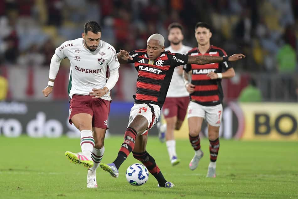 Wallace Yan x Freytes em Flamengo x Fluminense (Foto: Thiago Ribeiro/AGIF)