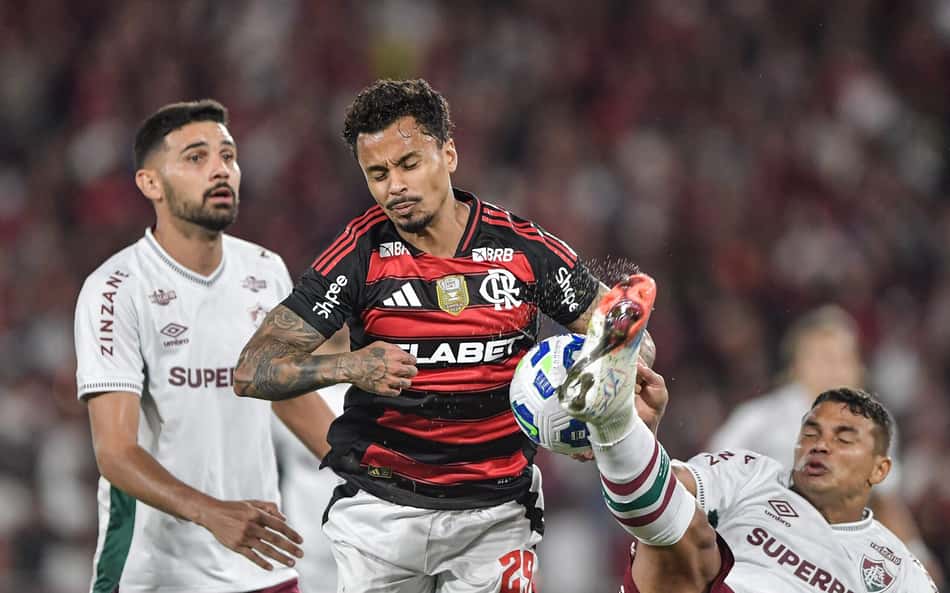 Torcedores do Fluminense pedem expulsão de jogador do Flamengo: 'Absurdo'