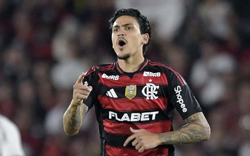 Pedro no Flamengo contra o Fluminense (Foto: Alexandre Loureiro/AGIF)