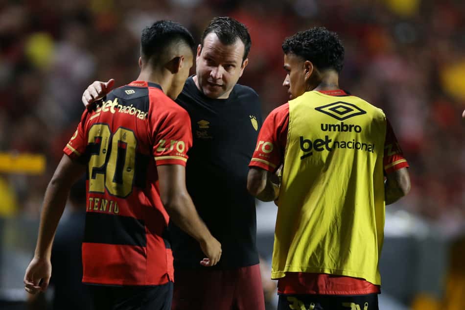 Daniel Paulista comanda o Sport contra o Vitória (Foto: Marlon Costa/AGIF)