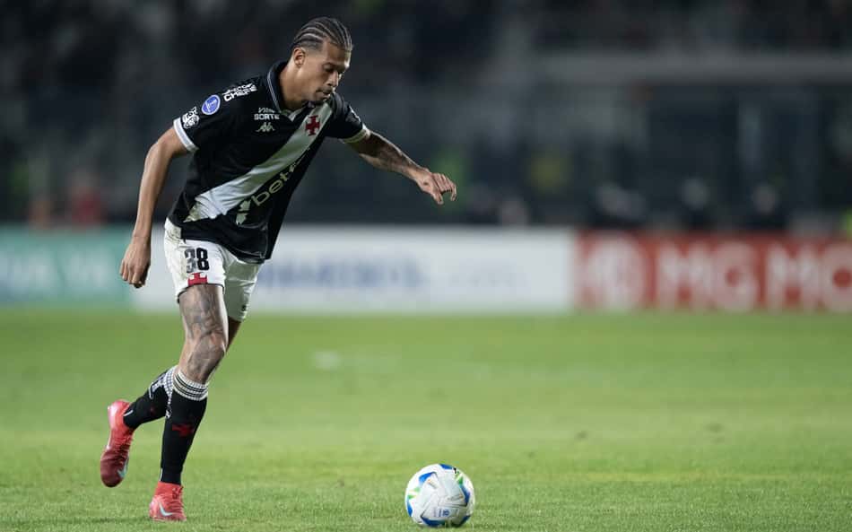 João Victor reage às vaias da torcida após assistência para Vegetti