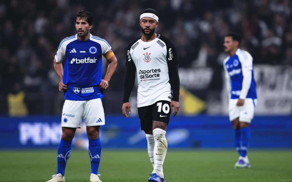 Cena entre Memphis e zagueiro repercute em Corinthians x Cruzeiro: 'Ainda riu'