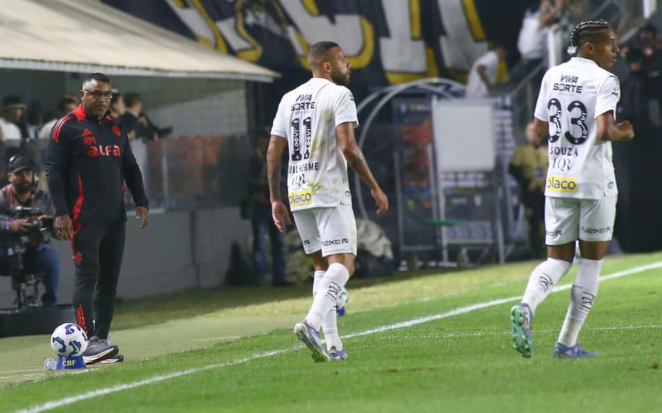 Guilherme sentiu uma lesão no tornozelo esquerdo durante o duelo contra o Internacional. (Foto: Mauricio De Souza/AGIF)