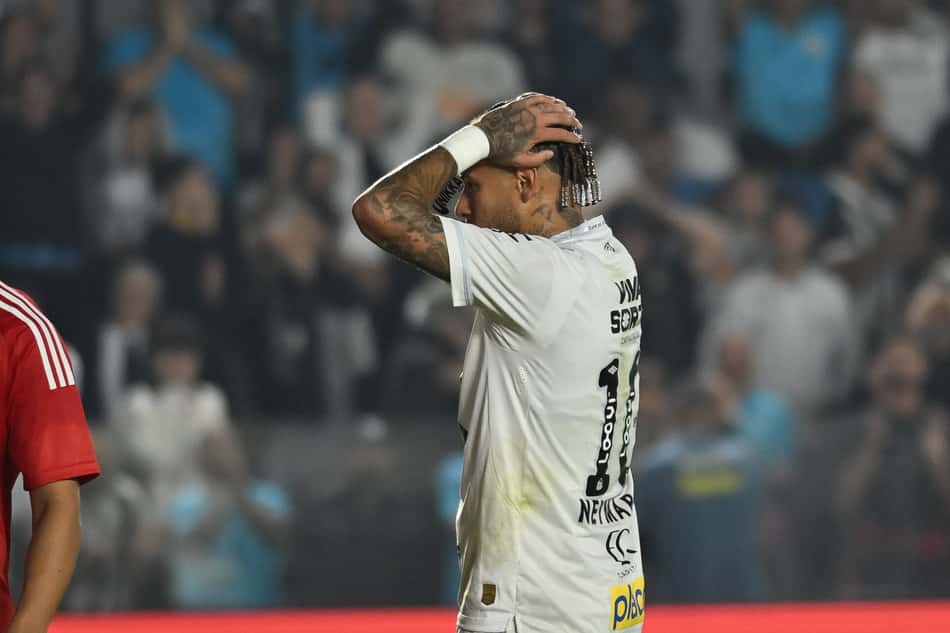 Santos estaciona na tabela e ocupa o 17º lugar, com 14 pontos. (Foto: Jota Erre/AGIF)