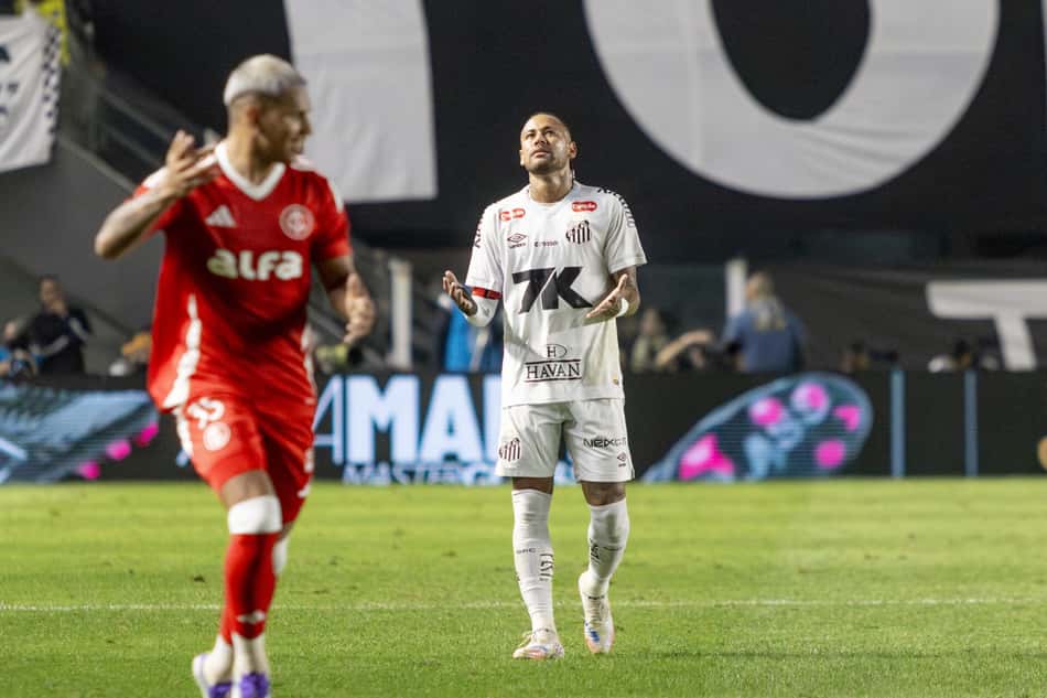 Santos perde para o Internacional e permanece na zona do rebaixamento. (Foto: Lucas Gabriel Cardoso/AGIF)