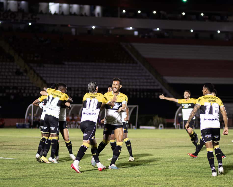 Jogadores do Criciuma comemoram gol de Diego Gonçalves contra o Botafogo-SP