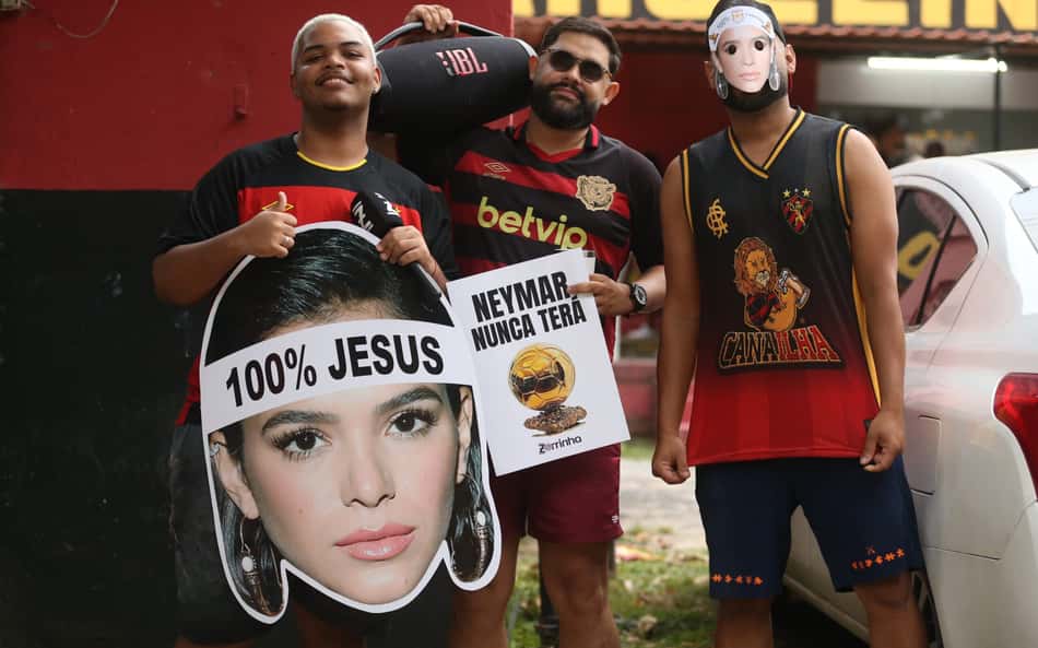 Árbitro relata em súmula copos lançados pela torcida do Sport ao banco do Santos