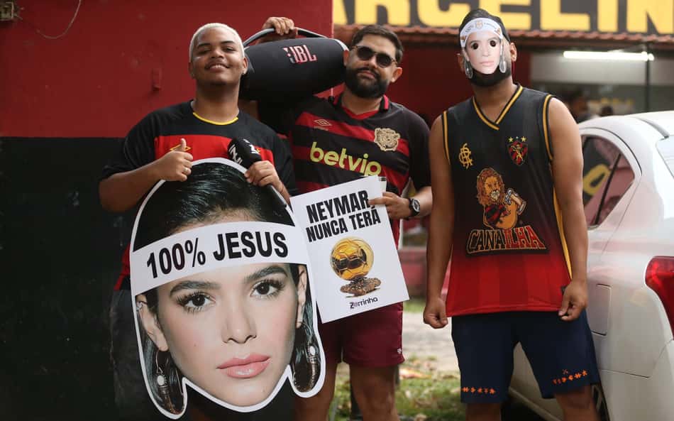 Torcida do Sport provoca Neymar com máscara da Bruna Marquezine e faixa '100% Jesus'