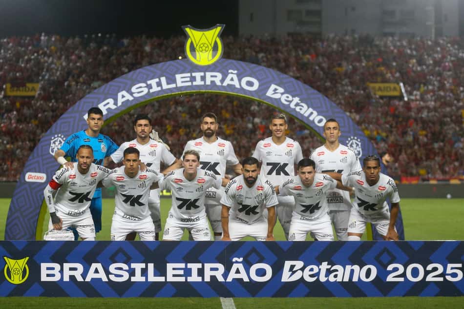 Santos se manteve fora da zona de rebaixamento (Foto: Marlon Costa/AGIF)