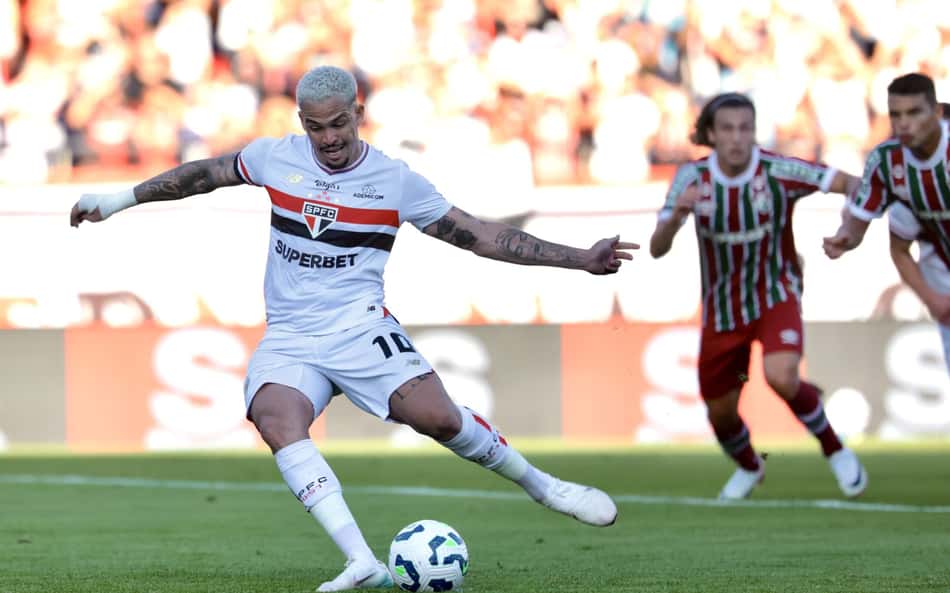 Luciano foi aclamado pela torcida durante todo o jogo contra o Fluminense (Foto: Marcello Zambrana/AGIF)