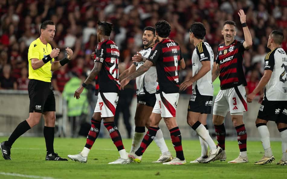 CBF divulga áudio do VAR em lance polêmico na partida entre Flamengo e Atlético-MG