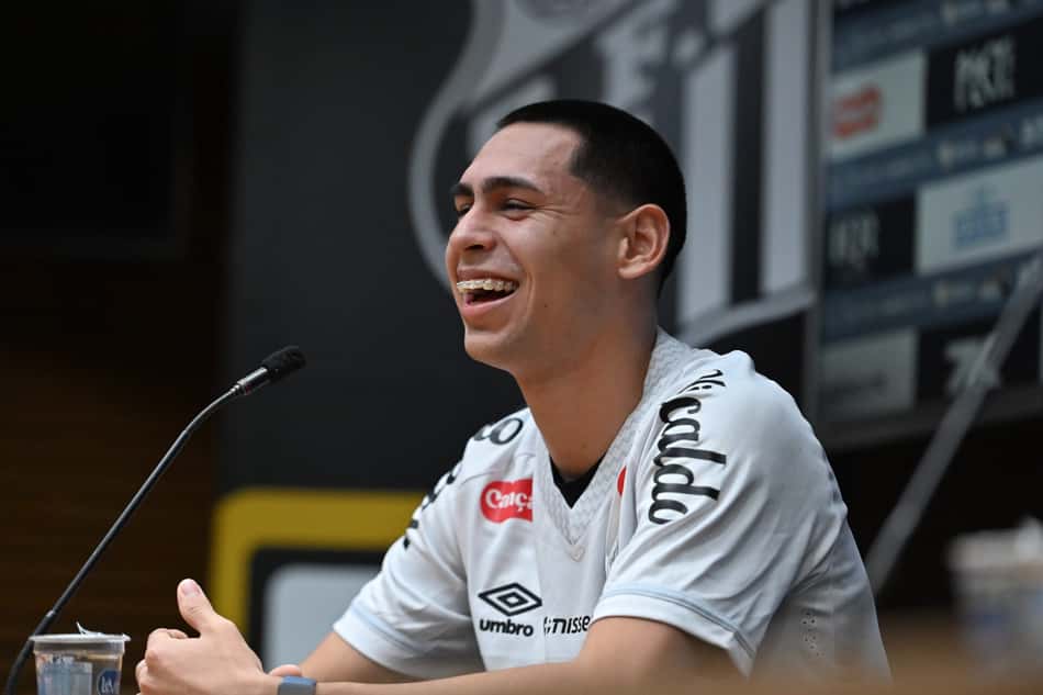 Gustavo Caballero celebra a oportunidade de jogar no exterior. Paraguaio estava no Nacional antes de reforçar o Peixe. (Foto: Jota Erre/AGIF)