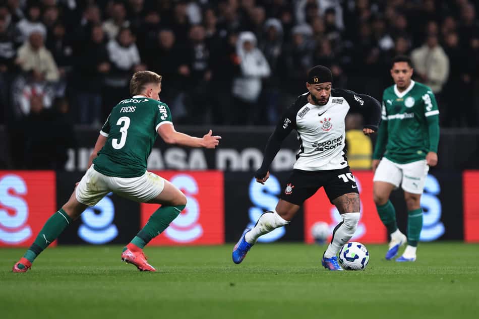 Depay em Corinthians x Palmeiras (Foto: Ettore Chiereguini/AGIF)