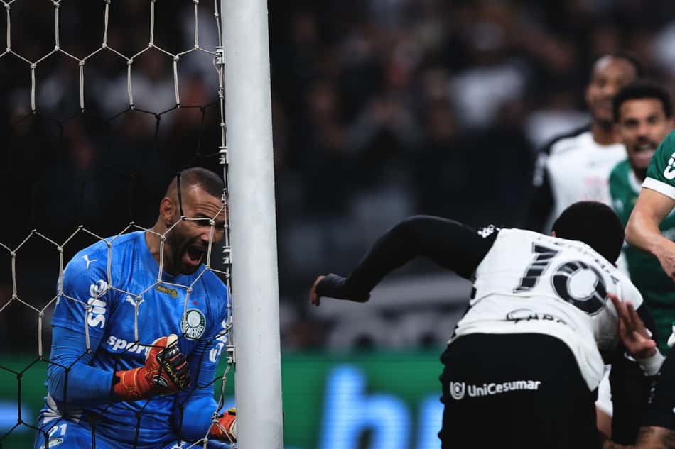 Weverton, goleiro do Palmeiras, durante clássico pela Copa do Brasil