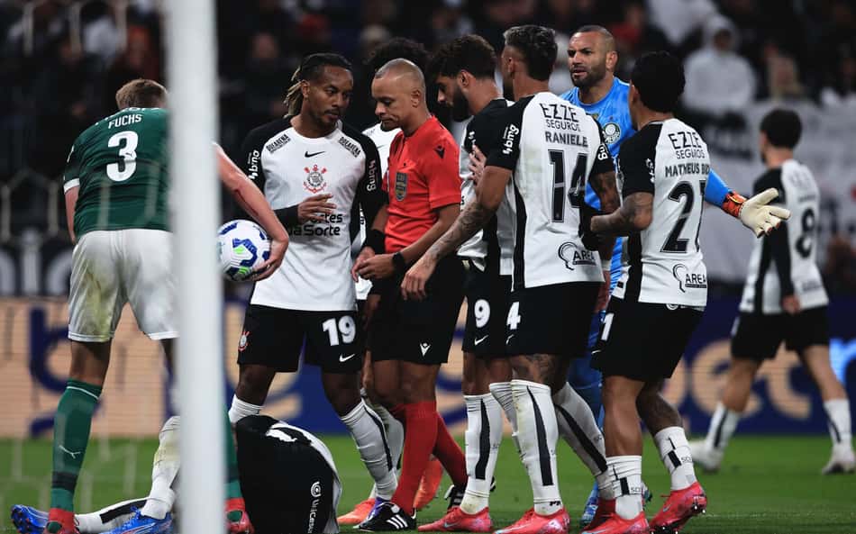 Jogadores do Corinthians protestam contra arbitragem em Corinthians x Palmeiras (Foto: Ettore Chiereguini/AGIF)