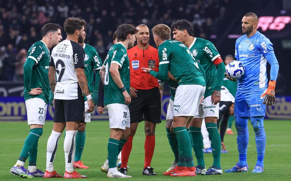 Lucas Evangelista, do Palmeiras, critica atuação do VAR em Derby: 'Serve para ajudar, mas está atrapalhando'