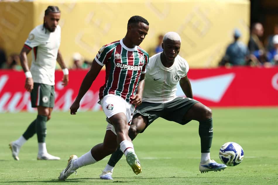 Arias e Caicedo em ação em Fluminense 0 x 2 Chelsea (Foto: Franck Fife / AFP)